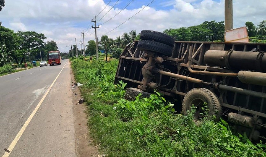 কুমিল্লায় কাভার্ডভ্যানের পেছনে ট্রাকের ধাক্কায় প্রাণ গেল ব্যবসায়ীর